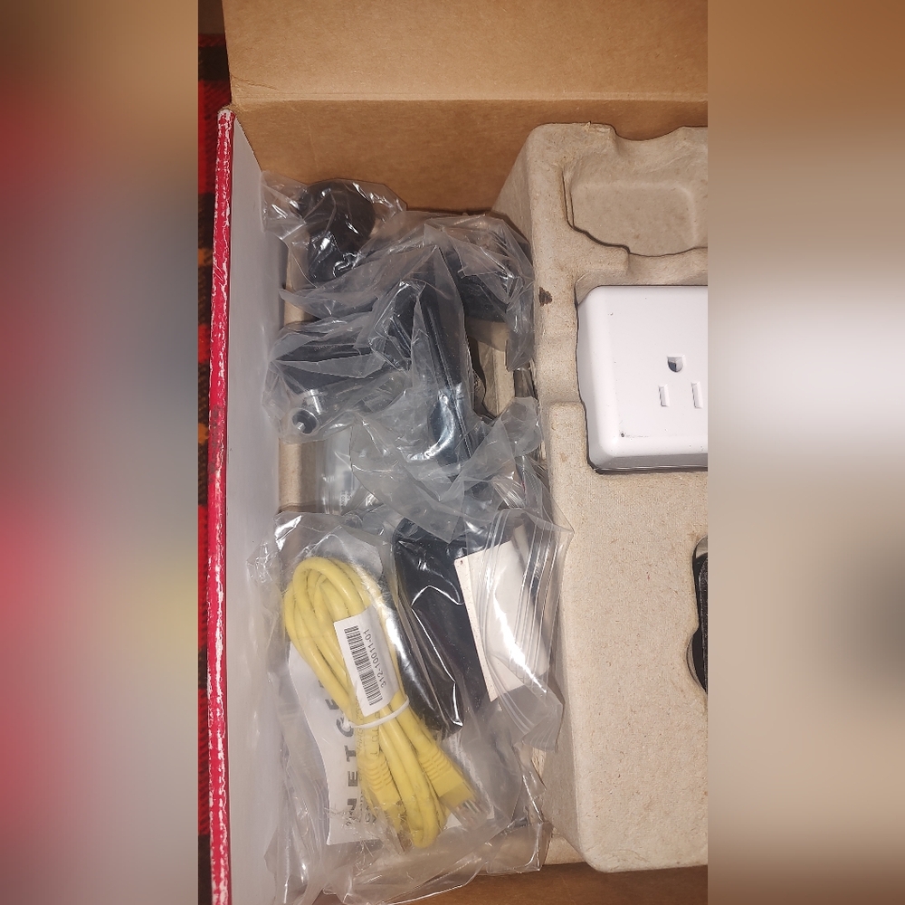Xfinity Home Automation Base Kit + Indoor/Outdoor Camera Xfinity Hub Outlet Cont - Picture 6 of 9